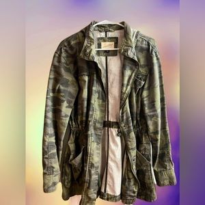 Woman’s camo utility jacket (M)